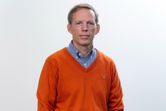 Mann mit rotem Pullover. 