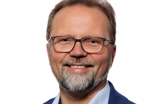 Lächelnder Mann mit Brille. 