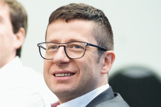 Lächelnder Mann mit Brille.