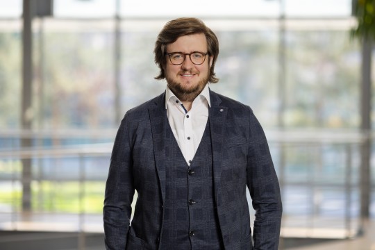 Lächelnder Mann mit Brille.