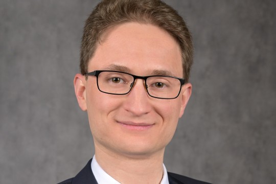 Lächelnder Mann mit Brille.