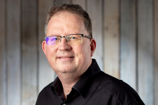 Lächelnder Mann mit Brille.