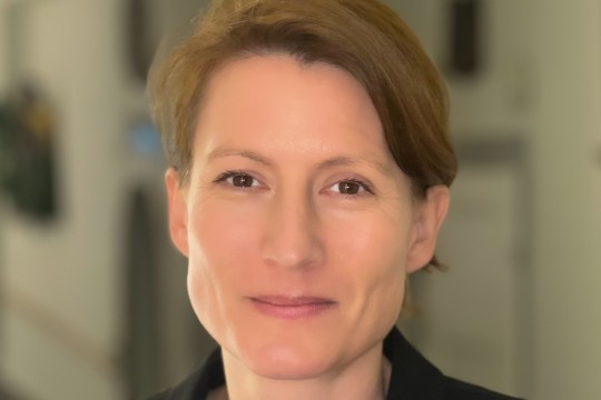 Frau mit geschlossenen Haaren.
